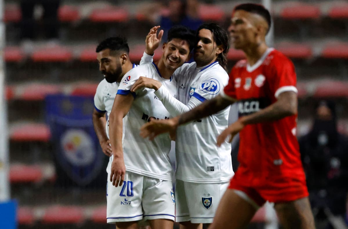 VIDEO | Directo al Puskás: El golazo desde campo propio de Jimmy Martínez para Huachipato ante La Calera