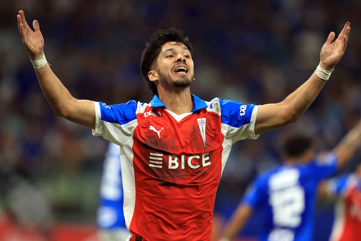 La U pagó una fortuna por él, quedó marcado por un Superclásico y ahora hizo historia con la UC en Brasil. Foto: Aton.