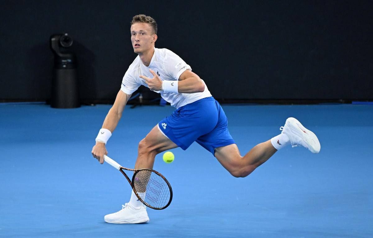 derrotó dos veces a Nicolás Jarry en el ATP de Brisbane. EFE