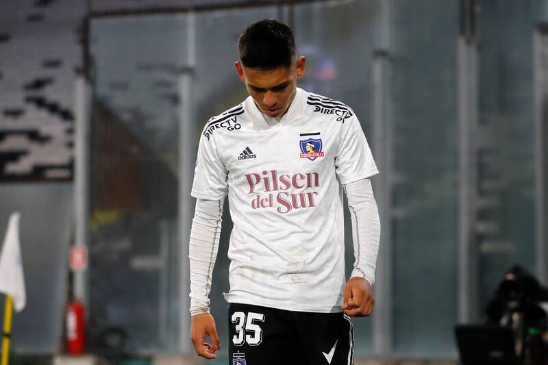 Joan Cruz vistiendo la camiseta de Colo Colo.