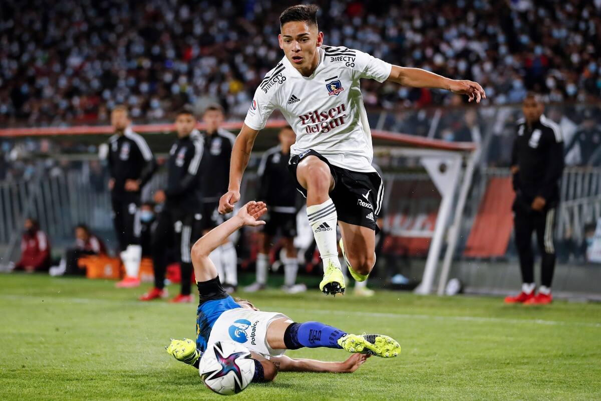El volante formado en Colo Colo fue oficializado en España. Foto: Aton.