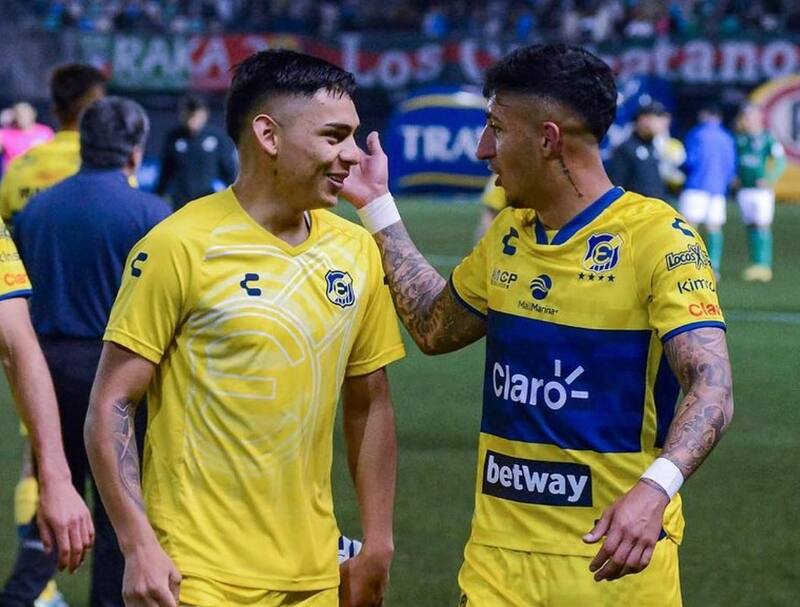 Joan Cruz con la camiseta de Everton.