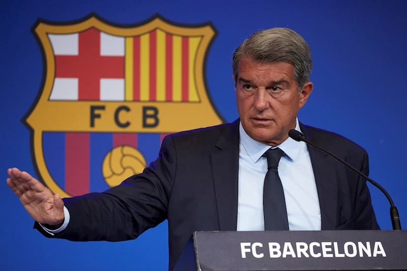 . Grupos opositores en el Barcelona piden su salida.