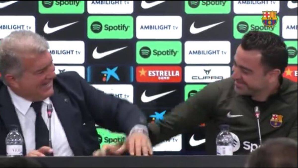 se abrazaron en conferencia de prensa.