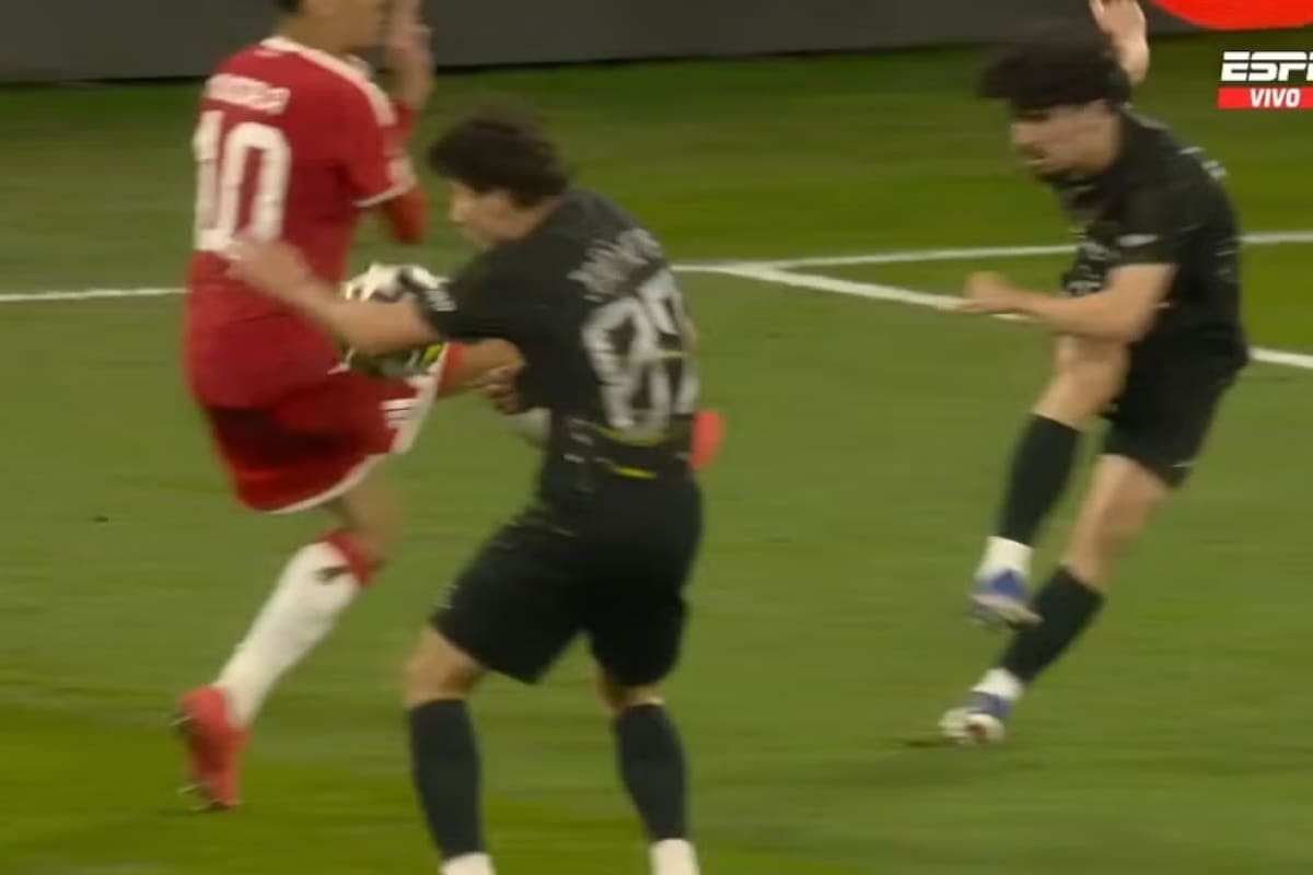 Y su mano no sancionada en Champions League.