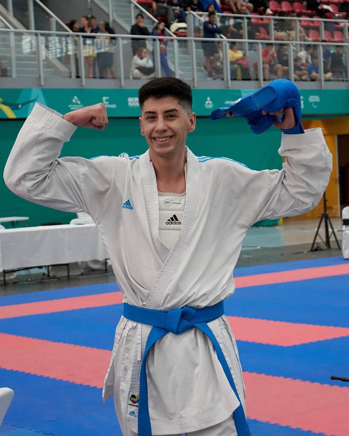 Es campeón Panamericano de Karate.