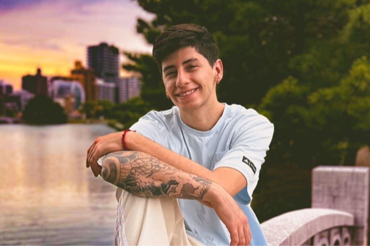 tiene una relación amorosa con Valentina Toro.