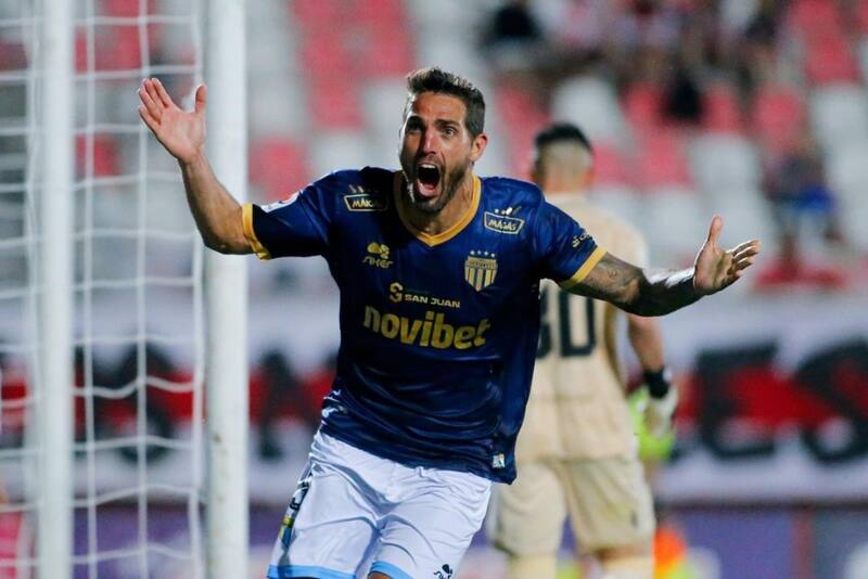 Joaquín Larrivey celebrando un gol con la camiseta de Magallanes.