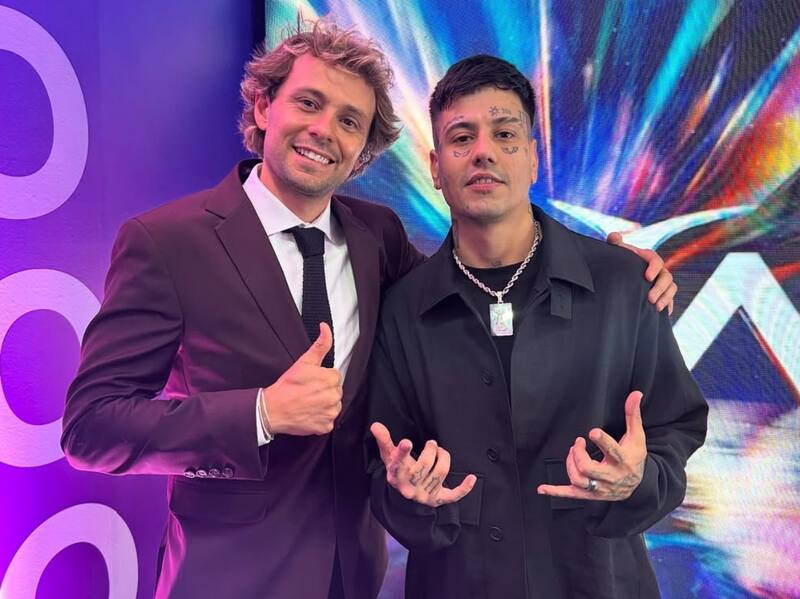 pudo entrevistar al cantante en el backstage del evento.