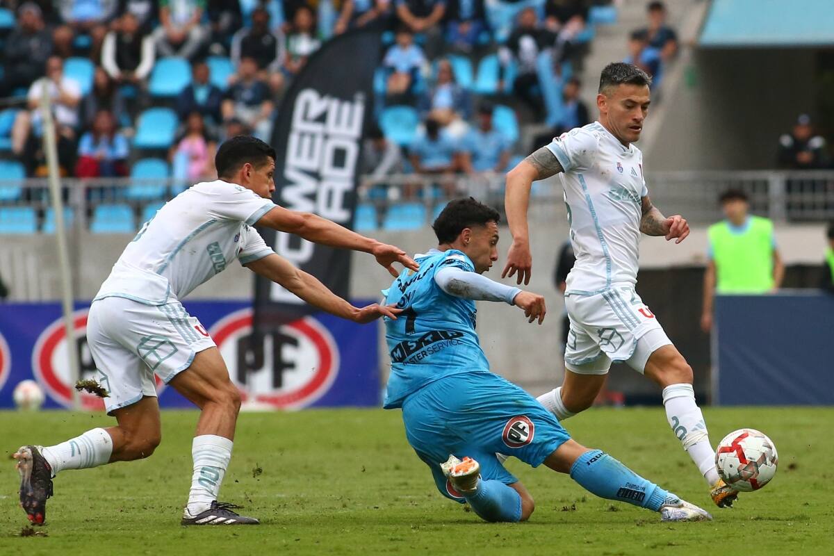 marcando a Charles Aránguiz en el partido de Iquique vs la U. Foto: Aton.