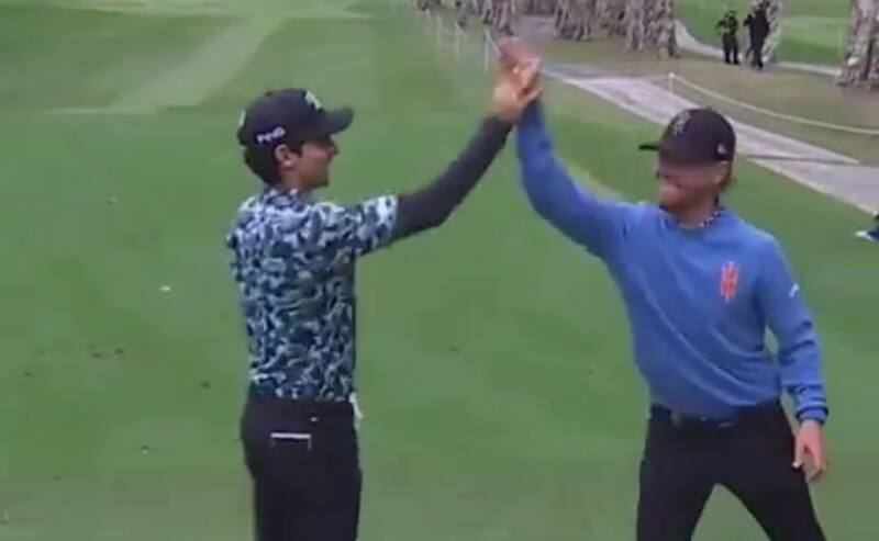 celebra su hoyo en uno en Hong Kong.