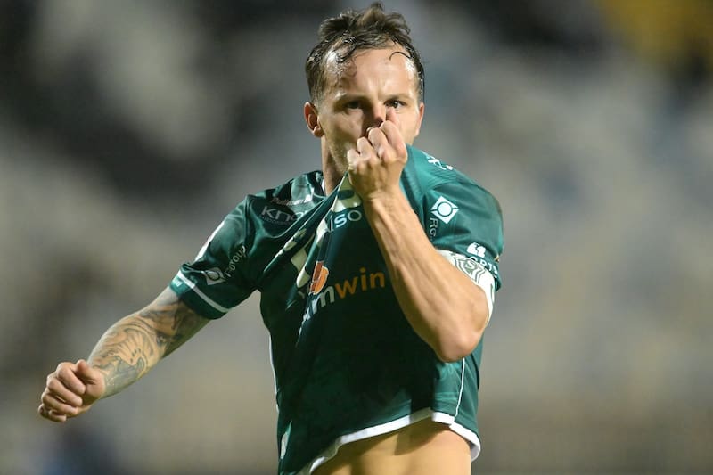El volante uruguayo festeja un gol besando el escudo de Wanderers. Foto: Agencia Aton.