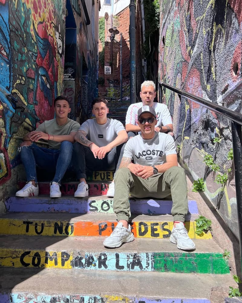 El futbolista uruguayo junto a sus amigos y hermanos en un paseo por Valparaíso. Foto: Instagram @joaquin.pereyra