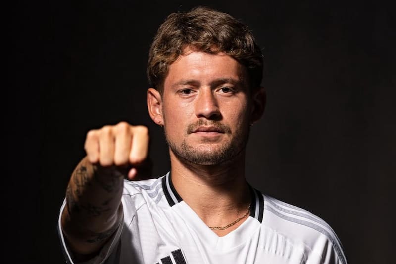 El defensor uruguayo toma fuerza para ser pilar en Colo Colo. Foto: Colo Colo Oficial.