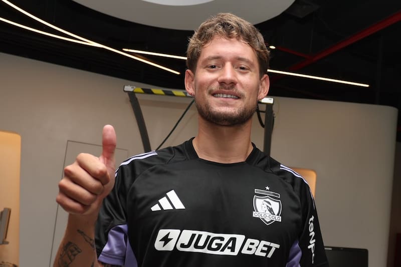 El defensor fue presentado como el segundo refuerzo de Colo Colo para 2026. Foto: Colo Colo Oficial.