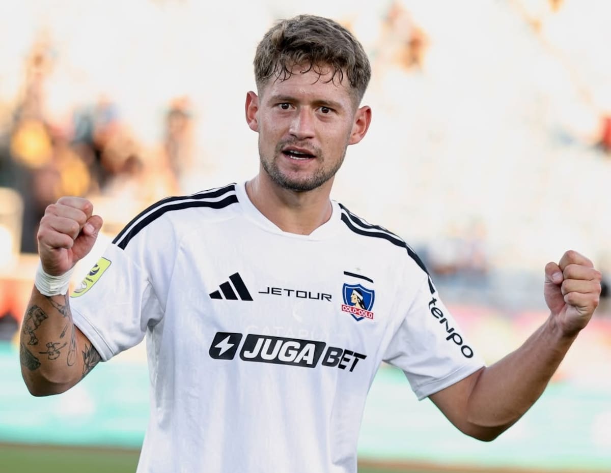El central uruguayo se está destacando en el fondo de Colo Colo. Foto: @sebaordenesfotos.