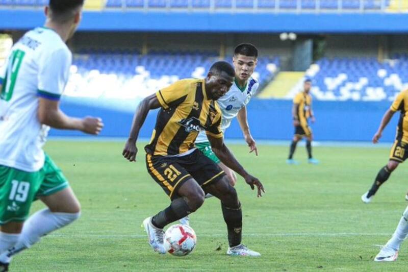 El delantero de Fernández Vial Job Bogmis, en el partido ante Deportes Puerto Montt.