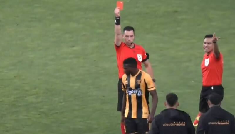 fue expulsado en la derrota de Fernández Vial en Segunda División