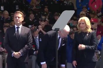 VIDEO | Joe Biden intentó sentarse en una “silla imaginaria” en acto político con Emmanuel Macron