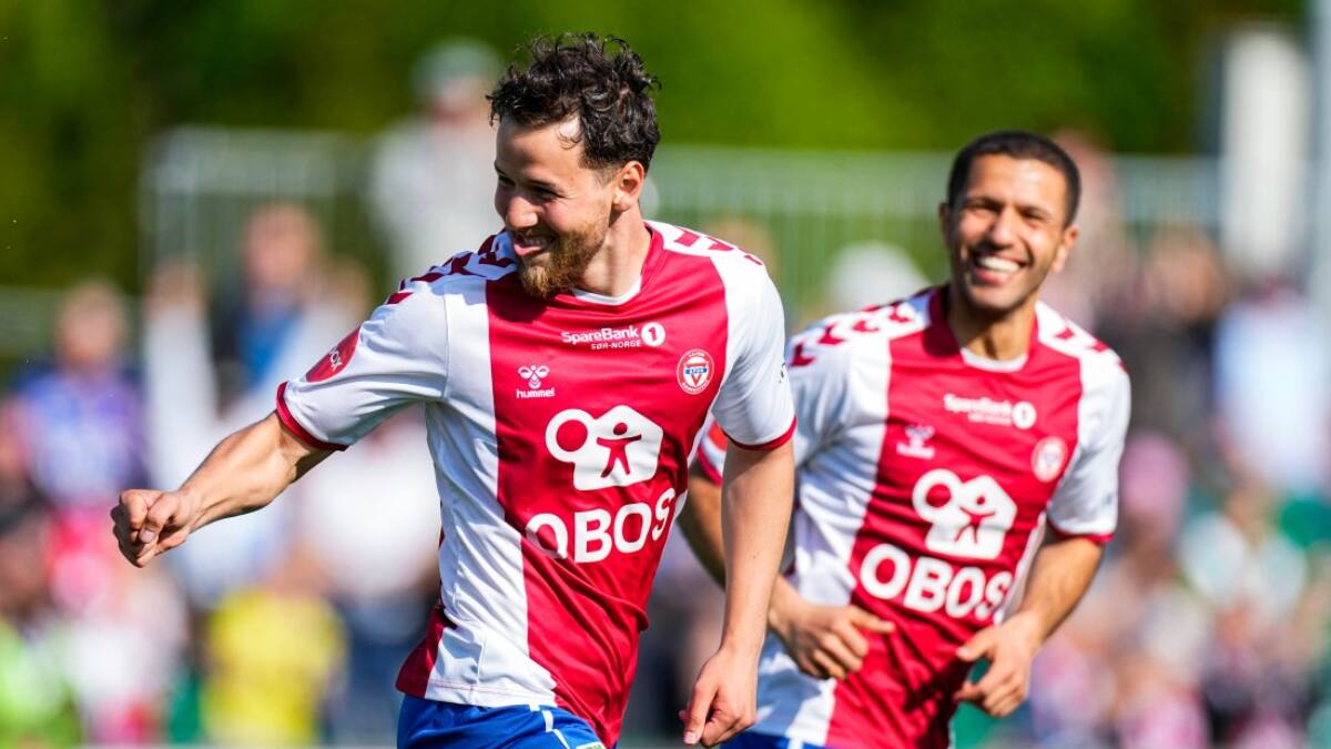 Volea colocada: delantero chileno volvió a las canchas y anotó al minuto de juego en Europa