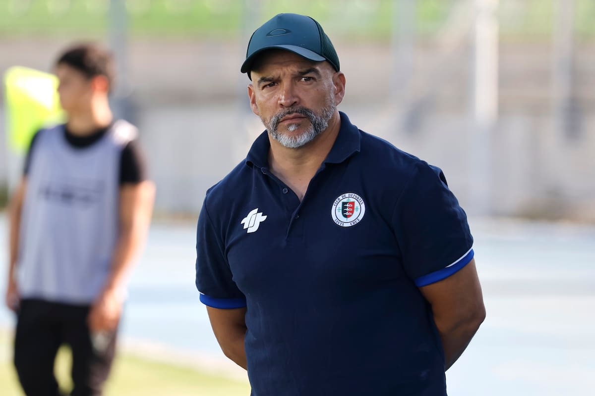 El entrenador de 44 años, acaba de salir desde Deportes Santa Cruz y hace un repaso por los pasos que ha tenido y sus experiencias con Marcelo Bielsa, José Sulantay y Luis María Bonini.