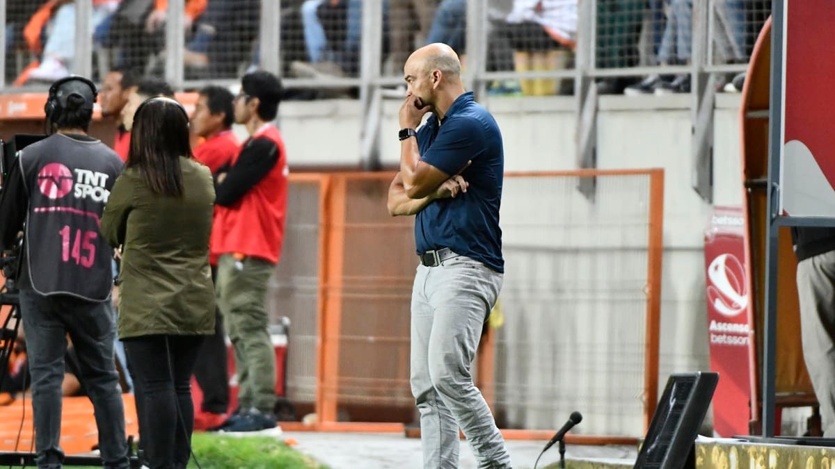 John Armijo, DT y ex PF de Bielsa y Sulantay: “El recambio ya se hizo, Córdova ha hecho un trabajo de forma, no de fondo”