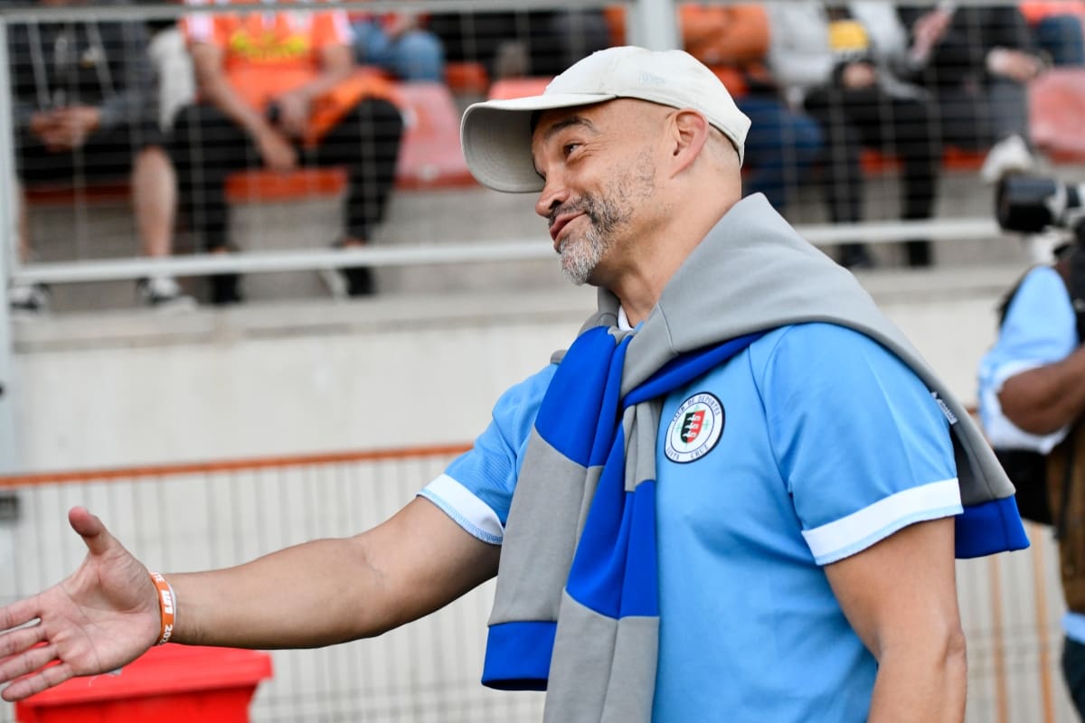 El DT de Deportes Santa Cruz.