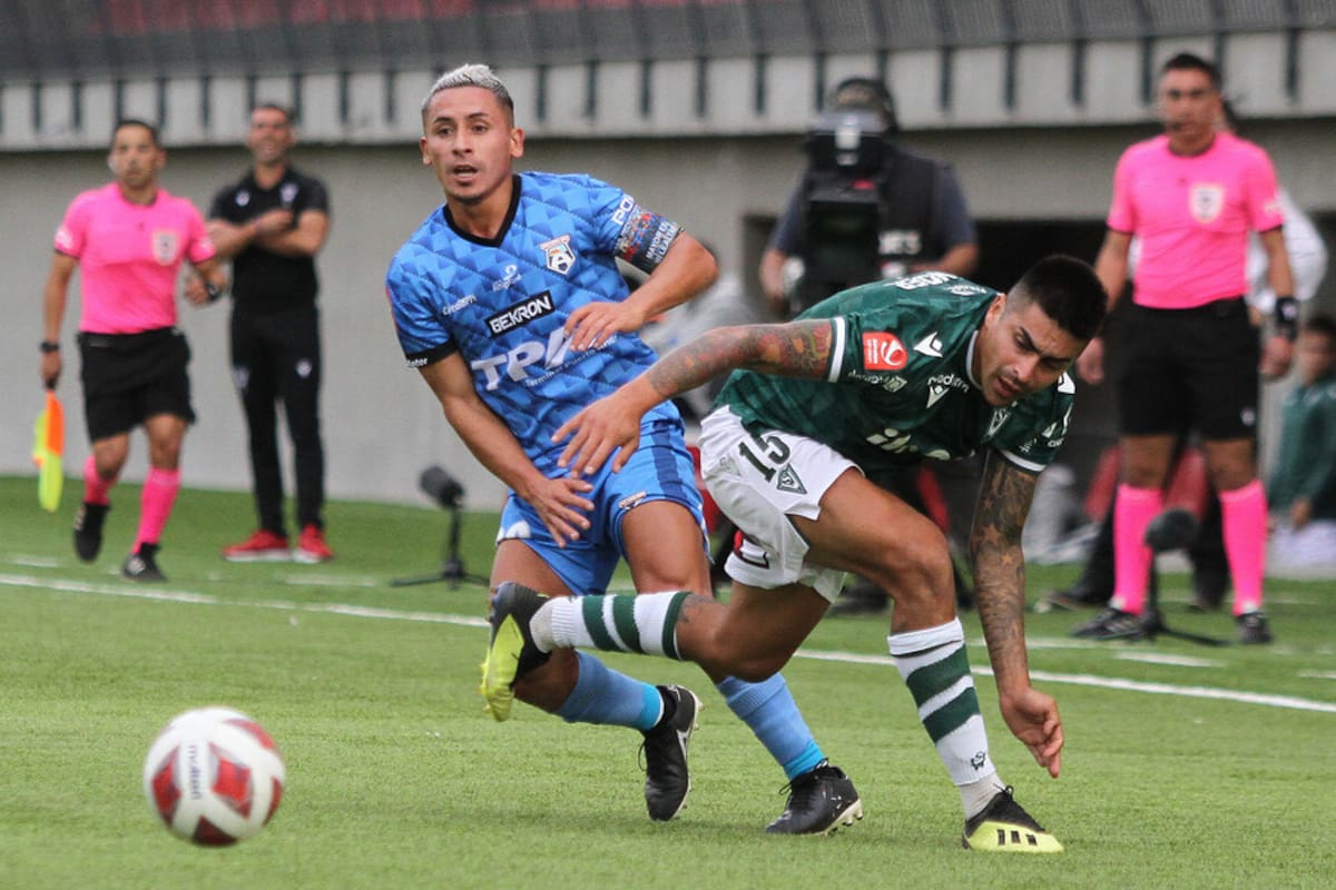 El lateral De Santiago Wanderers John Santander en duelo contra San Marcos de Arica en la Primera B. Foto: Aton.