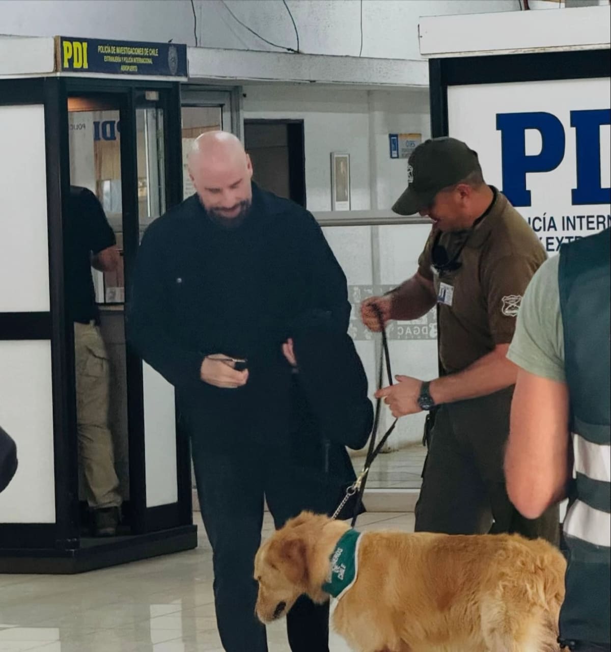 John Travolta llegando a Chile y pasando los controles de seguridad