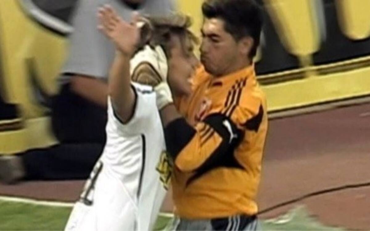 El arquero azul se lanzó en contra de Jorge Valdivia.