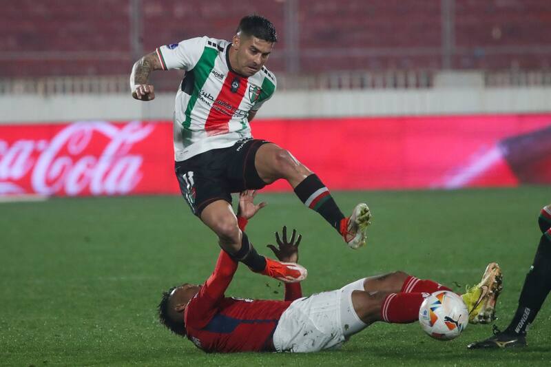 Jonathan Benítez en el partido de Palestino contra DIM por Copa Sudamericana