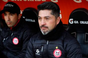 Cuestionado DT del fútbol chileno descarta su renuncia: “Lo estamos haciendo bien”