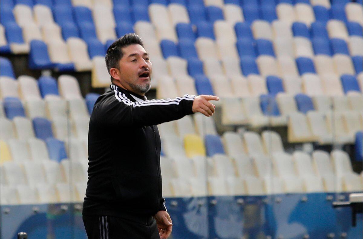 Duró 8 días cesante: DT del fútbol chileno despedido por mal rendimiento ya encontró club