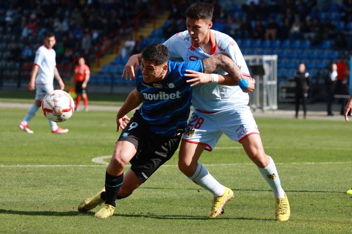 ante Huachipato en el CAP de Talcahuano. (Foto: Aton)