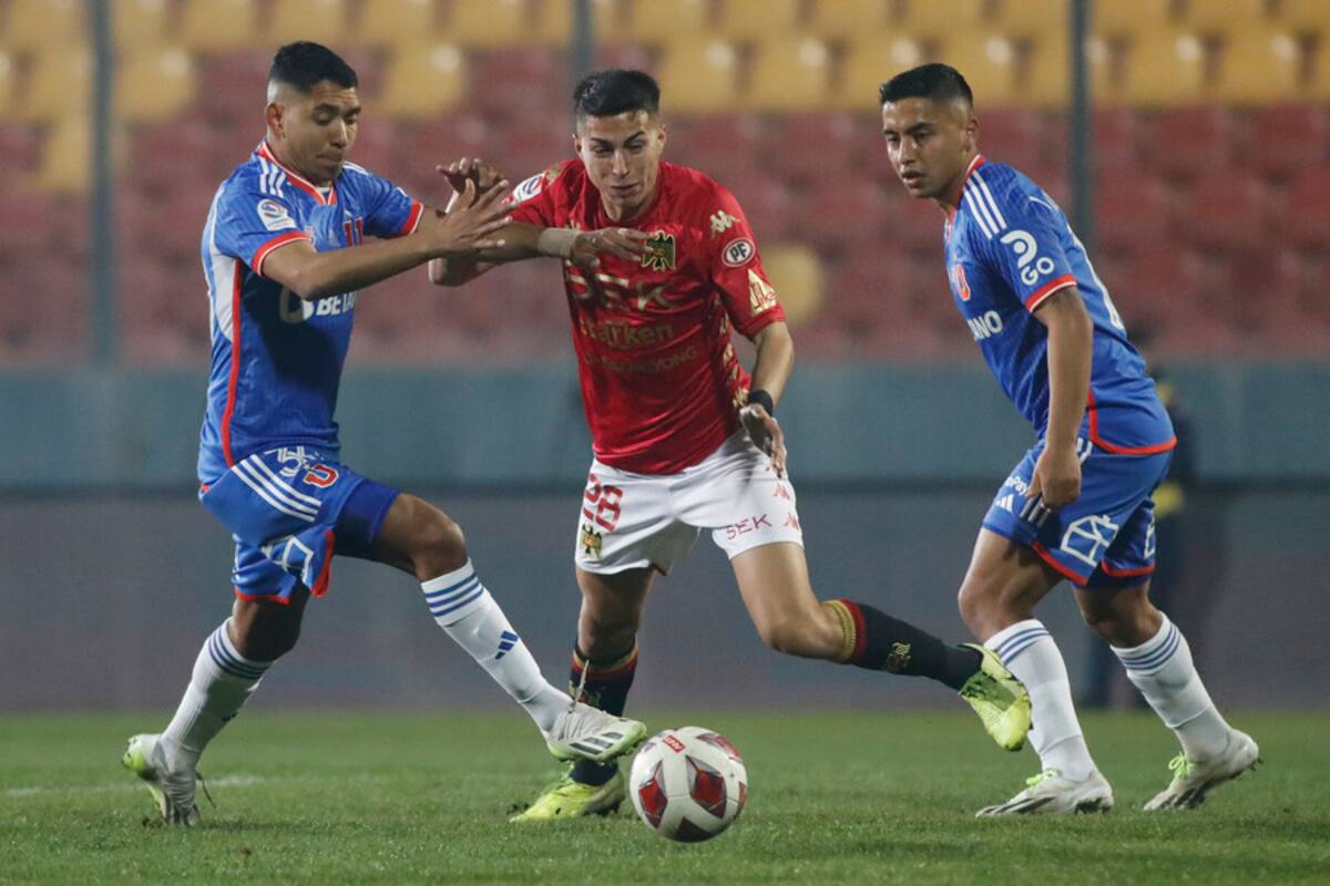 Johnny Herrera también se molestó con el zaguero que finalmente será nuevo refuerzo de Colo Colo. Foto: Aton.
