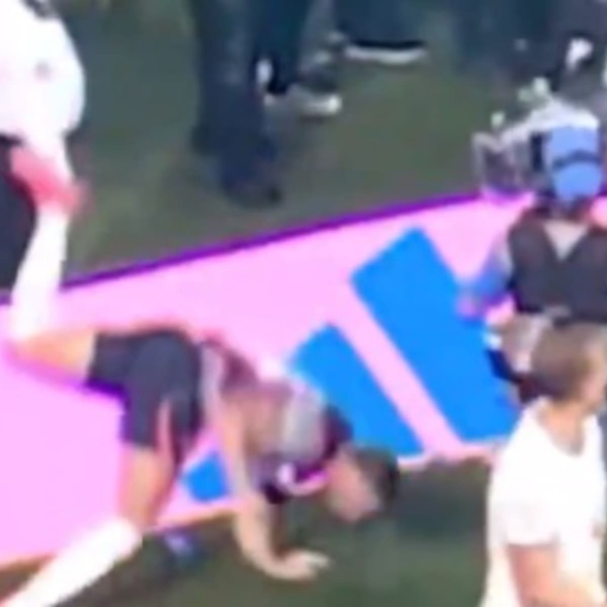 VIDEO | Insólito: jugador de Inglaterra sufrió una fractura en plena celebración tras vencer a México en el Mundial