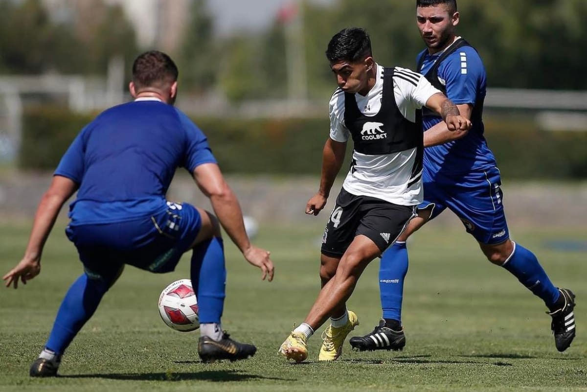 Jordhy Thompson tuvo minutos de fútbol en el amistoso de Colo Colo versus Barnechea.