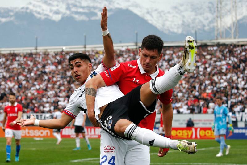 jugando por Colo Colo ante Universidad Católica por la Copa Chile (Foto: Aton)