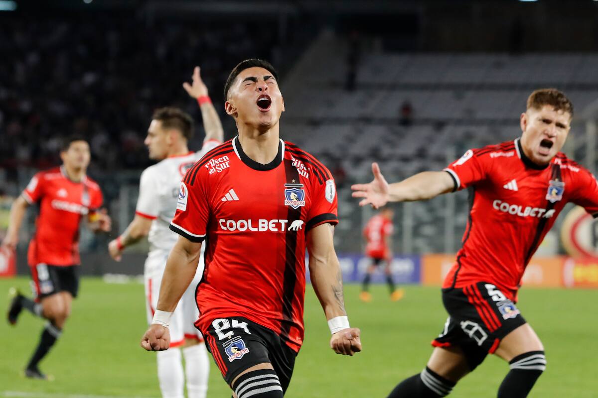 celebrando con la camiseta de Colo Colo ante Unión La Calera (Foto: Aton)
