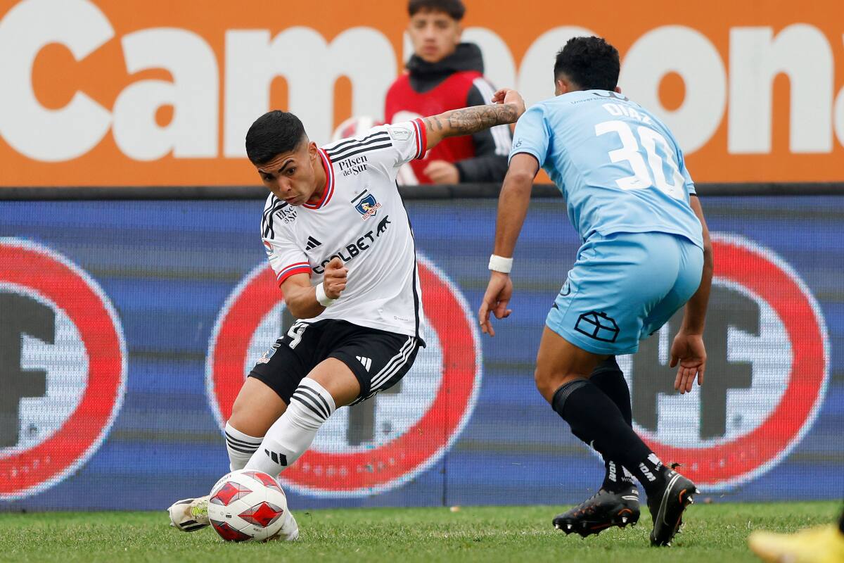 Thompson realizando un regate por Colo Colo ante O'Higgins por el Campeonato Nacional (Foto: Aton)