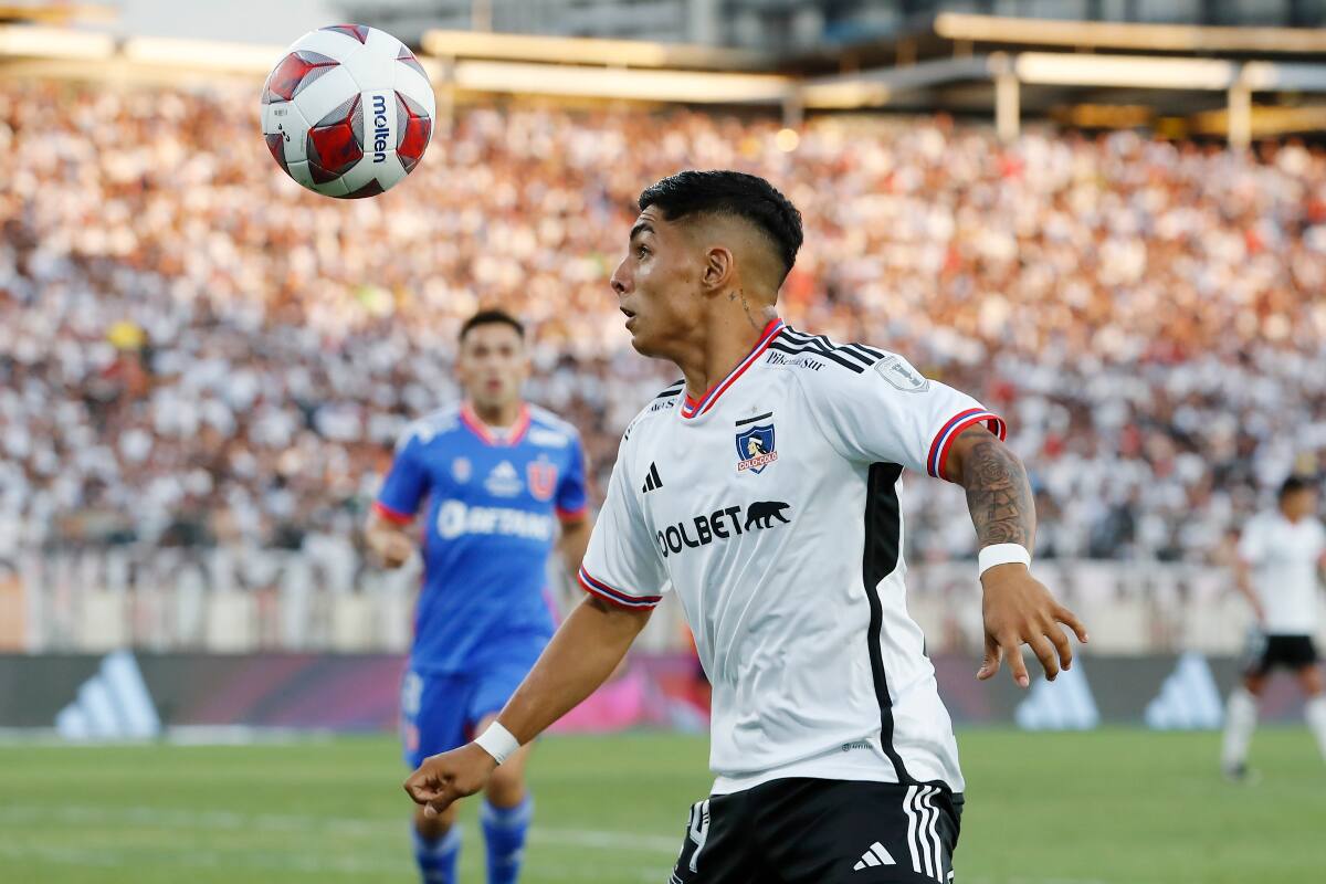 El joven delantero Jordhy Thompson jugó su último partido con Colo Colo en el Superclásico ante la U el 12 de marzo en el Estadio Monumental. (Foto: Agencia Aton)