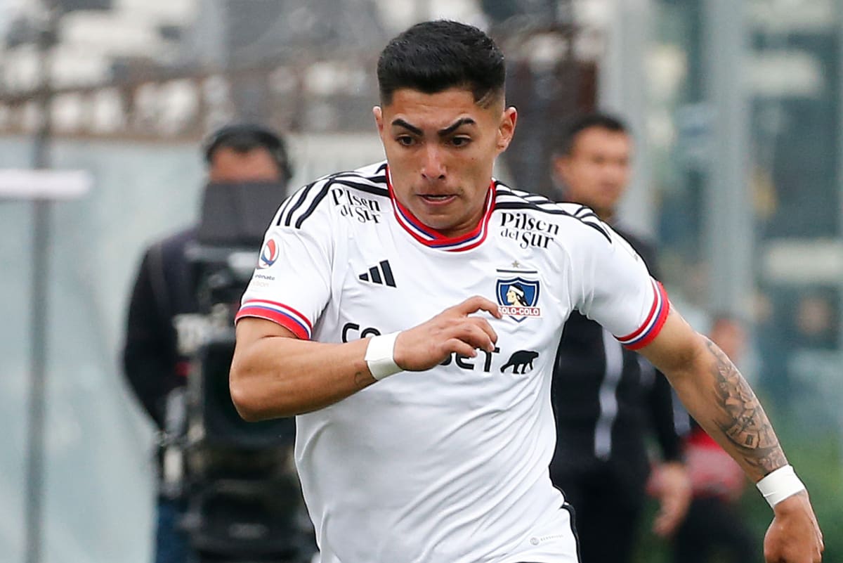 El joven extremo vistiendo la camiseta de Colo Colo. (Foto: Agencia Aton)