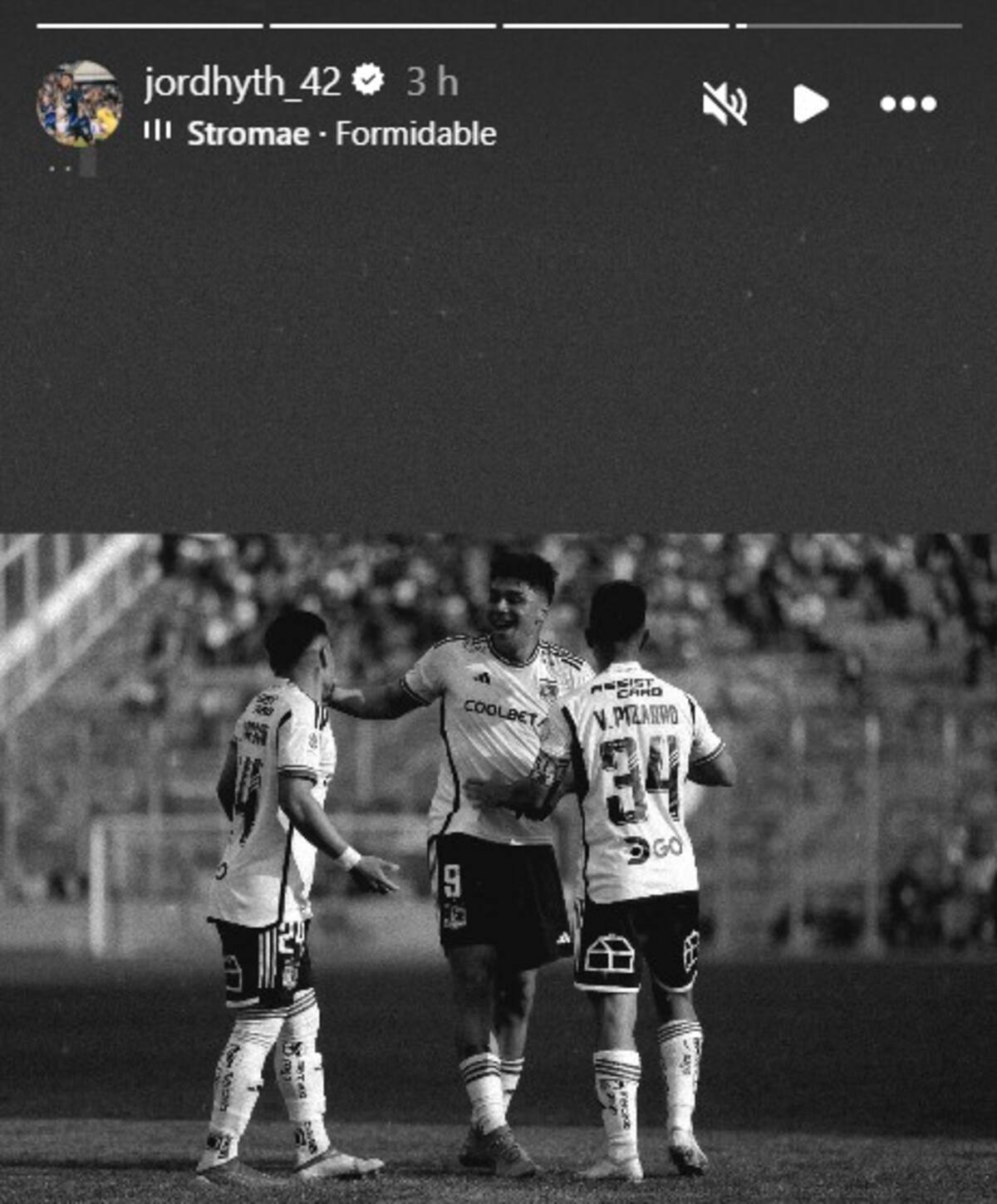 El extremo subió una foto a Instagram con la camiseta de Colo Colo, junto a Damián Pizarro y Vicente Pizarro
