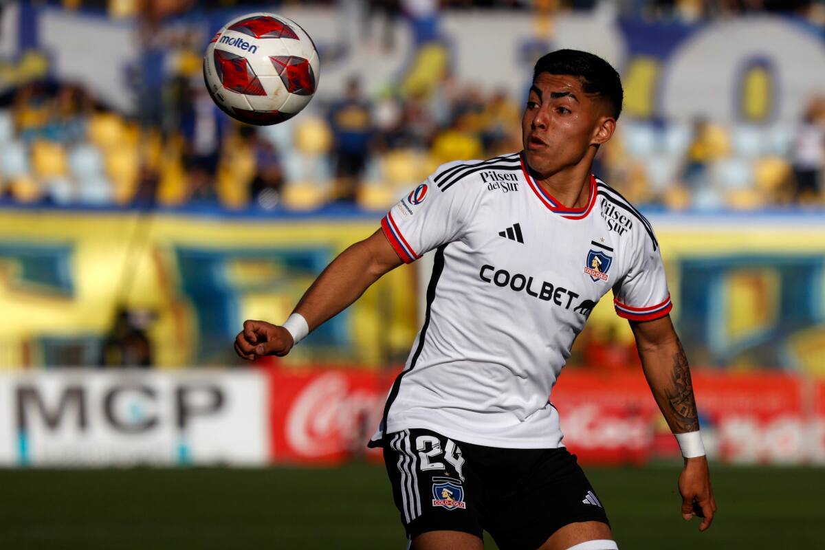 Jordhy Thompson atraviesa por un buen momento futbolístico en que es titular en Colo Colo. (Foto: Agencia Aton)