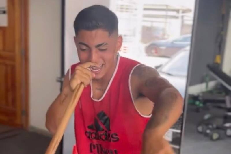 La nueva figura de Colo Colo hace de las suyas en el Estadio Monumental.