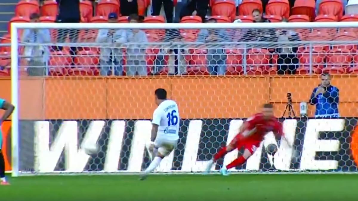 ¡Otro más! Jordhy Thompson sigue encendido y marcó de penal en derrota del Orenburg