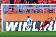 ¡Otro más! Jordhy Thompson sigue encendido y marcó de penal en derrota del Orenburg
