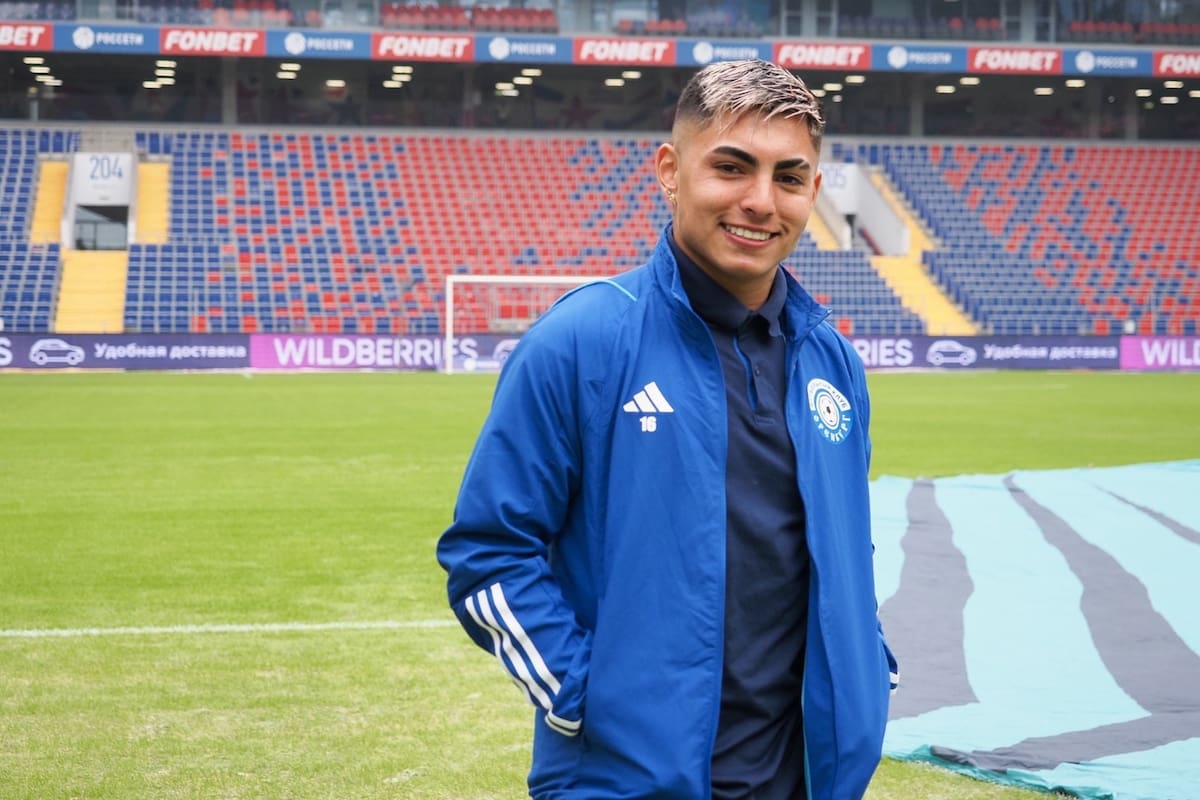 posando con la indumentaria del Orenburg.