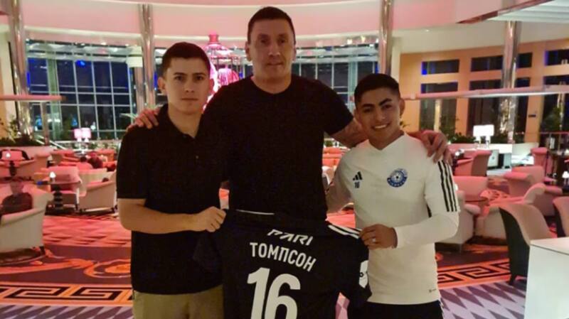 Jordhy Thompson fue presentado con el número 16 en el FC Orenburg.