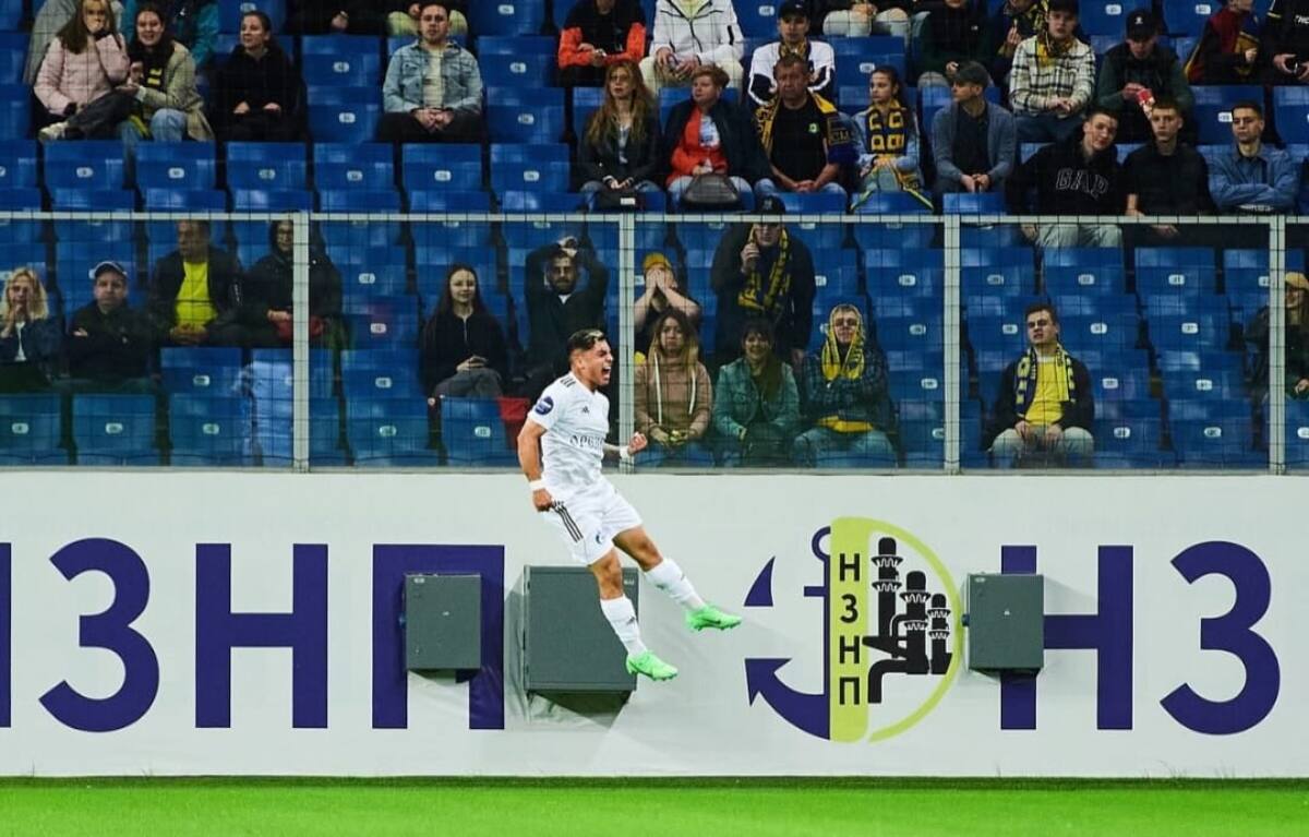 Jordhy Thompson festeja un gol por el Orenburg de Rusia. Foto: @Jordhyth_42.